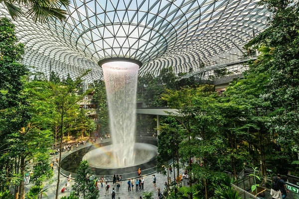 Muzejs, botāniskais dārzs un pieczvaigžņu viesnīca: kas «vēderā» pasaulē lielākajām un neparastākajām lidostām