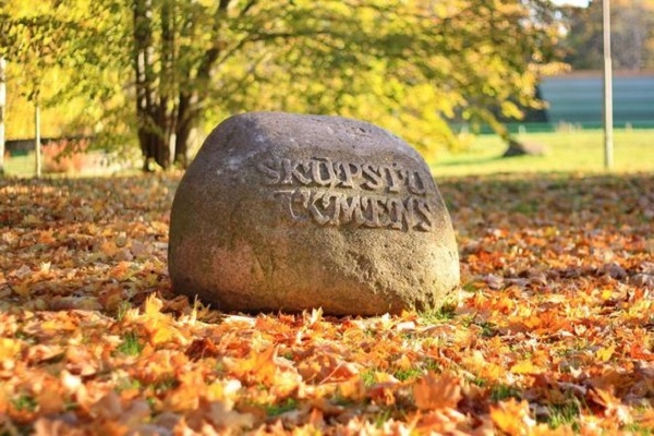 25. jūlijs vēsturē: Preiļu parka atklāj Skūpstu akmeni