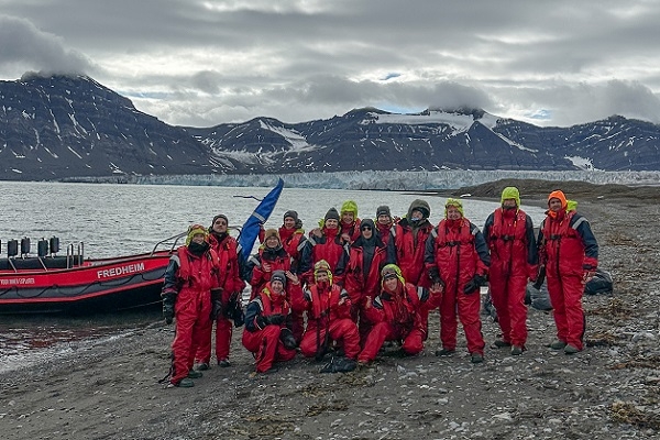 16 latvieši atgriezušies no Arktikas misijas