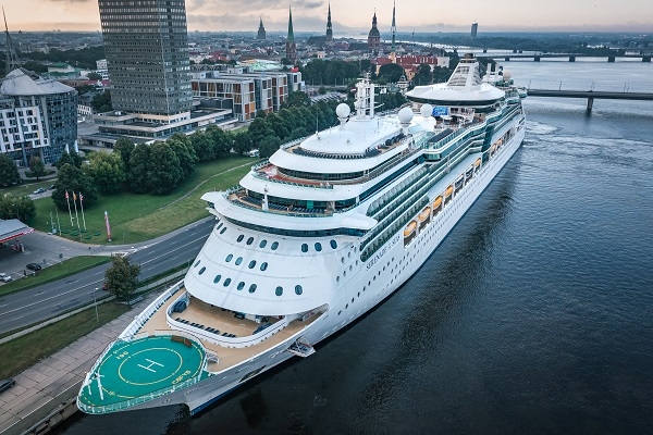 Pasaules kruīza ietvaros Rīgā viesojas kuģis «Serenade of the Seas»