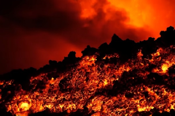 VIDEO: Etna sagādā neaptīkamu pārsteigumu Ferragosto svinībās