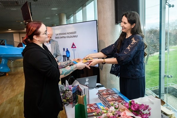 RIX Rīgas lidostā atklāj latviešu ceļotāju bestselleru «Sapņu mednieku ceļojums: pirmie soļi pasaulē»