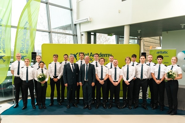 airBaltic Pilotu Akadēmija sveic astoņus absolventus un 17 jaunos studentus