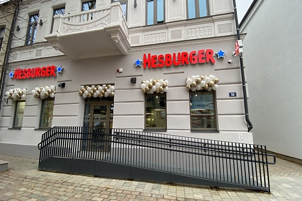 Investējot 1,8 miljonus eiro, rekonstruēts “Hesburger” restorāns Daugavpilī