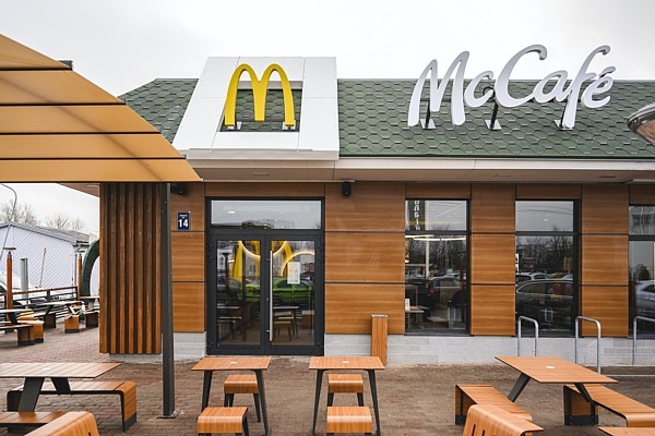 Investējot vairāk nekā pusmiljonu eiro, McDonalds atklāj rekonstruētu restorānu un jaunu McCafe