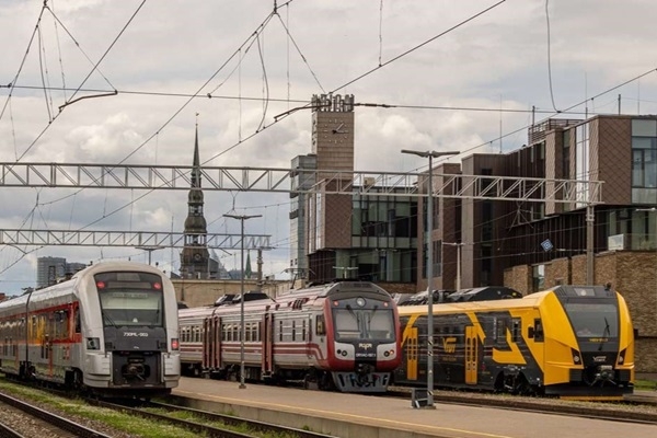 Uzsāk pasažieru pārvadājumus pa dzelzceļu maršrutā Viļņa – Rīga – Tallina