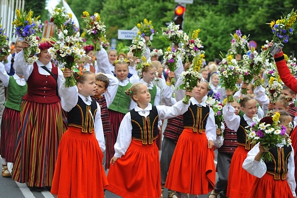XIII Latvijas Skolu jaunatnes dziesmu un deju svētkos piedalīsies vairāk nekā 37500 dalībnieku 