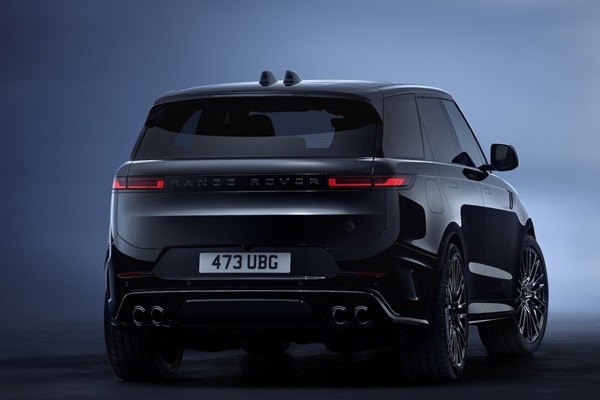 Viss melnā – jaunais Range Rover Sport SV Black Edition