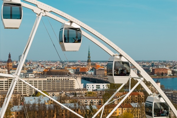 Samsung dāvina Rīgas iedzīvotājiem un viesiem braucienu Rīgas panorāmas ratā