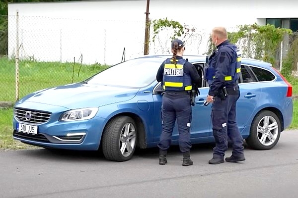 Igaunijas policija izsniedz autobraucējiem pastkartes «Dod Nāvei brīvdienu!» (video)