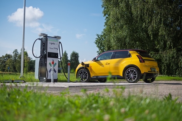 Pētījums: 96% elektroauto un plug-in hibrīdu lietotāju Latvijā ir apmierināti ar savu auto
