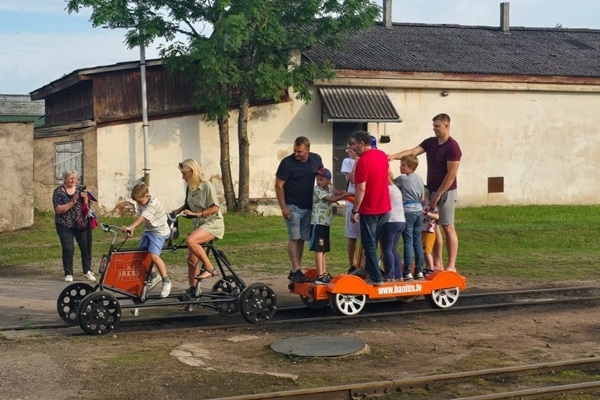 Gulbenes dzelzceļa stacijas kvartālā plūdīs smiekli!
