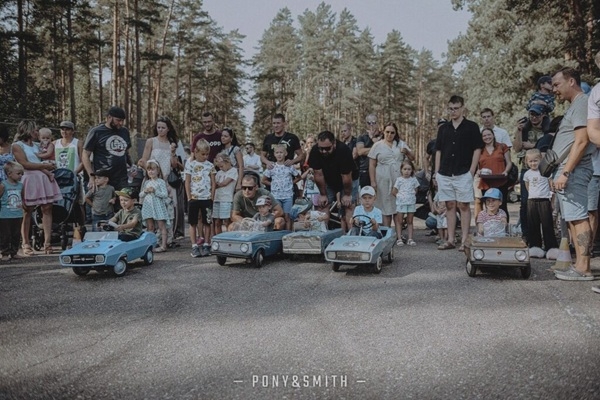 Tēvu dienas klasisko auto salidojums pie Rīgas Motormuzeja