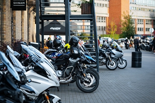 BMW Motorrad sezonas noslēguma braucienā piedalās vairāk nekā 400 motociklisti no visas Latvijas