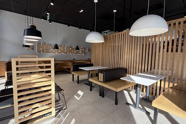 Investējot 450 000 tūkstošus eiro, «Hesburger» atver jaunu restorānu Ulbrokā