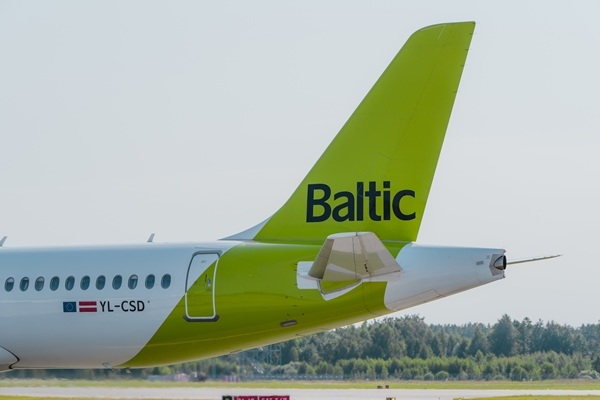 «airBaltic» turpina piešķirt nosaukumus savām lidmašīnām – jau trīspadsmit lidaparāti nosaukti Latvijas pilsētu vārdos