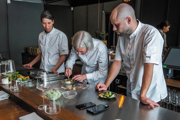 Ierastas sastāvdaļas, negaidītas garšas: Baltijas klasika jaunā interpretācijā Gastronomijas nedēļā Viļņā