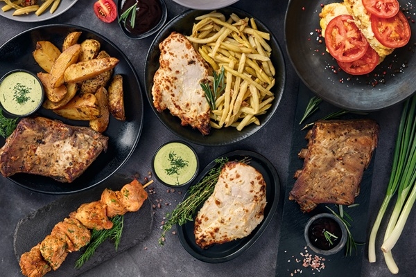 Arvien mazāk gatavojam mājās: 50% Latvijas iedzīvotāju regulāri izvēlas gatavu maltīti līdzņemšanai