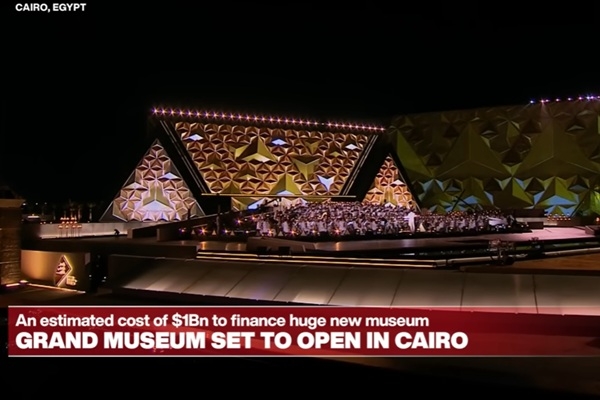 VIDEO: Atklāts Lielais Ēģiptes muzejs – pirmo reizi pilnībā izstādīta Tutanhamona kapa bagātība