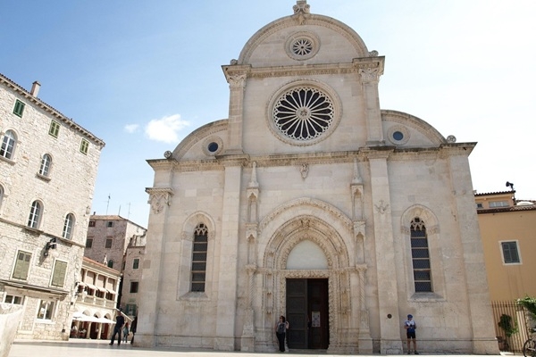 Svētā Jēkaba katedrāle Šibenikā – izcils gotikas un renesanses mākslas savienojums