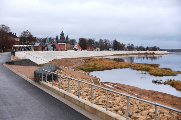 Jēkabpilī atklāts rekonstruētais Daugavas aizsargdambis
