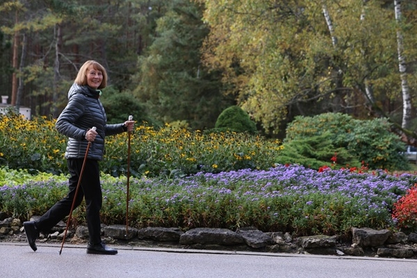 Ar kājām uz augšu, lai mugurai vieglāk! Kā Akvelīna Līvmane stiprināja veselību «Jaunķemeros»