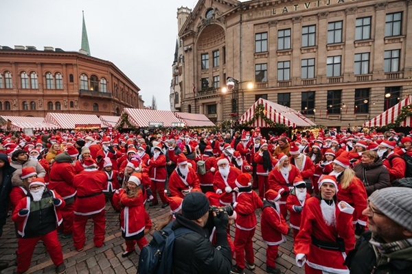 Labdarības Ziemassvētku vecīšu skrējiena - Santa Fun Run 2025 dalībnieki saziedo 20 062 EUR bērnu veselības aprūpes atbalstam