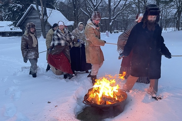 Brīvdabas muzejā  Ziemassvētku svinēšana un bluķa vilkšana 20. decembrī