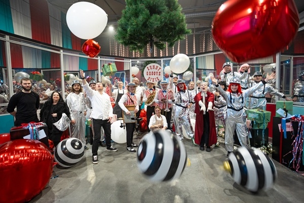 Rīgā radīta noslēpumaina svētku rūpnīca, aicinot iesaistīties un piedzīvot brīnumus — «Christmas Factory: Out of the Box»