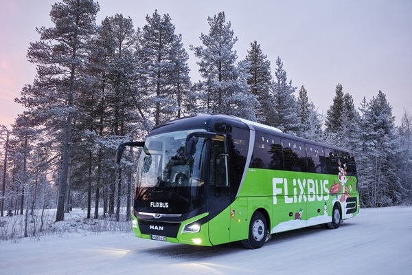 Aptauja: 26 % iedzīvotāju Ziemassvētku sezonā ceļo, lai apciemotu ģimeni vai draugus