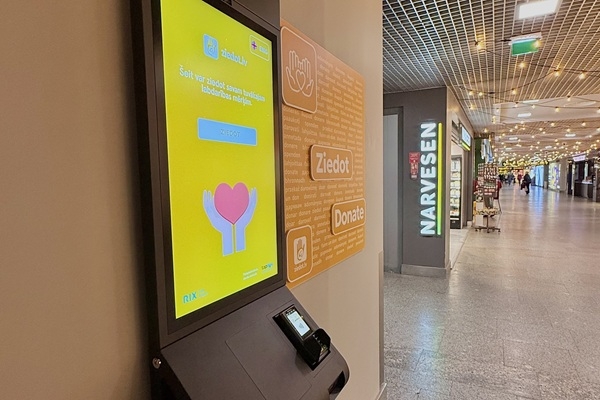 Digitālais ziedojumu stends Rīgas lidostā dos ceļotājiem iespēju ērtāk ziedot labdarībai