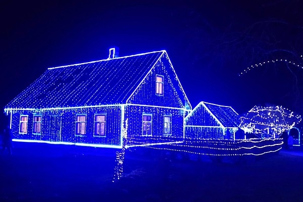 Video: Balvu novadā pie Krievijas robežas ir skatāma īpaši rotāta lauku sēta - 10 kilometri skaistuma!