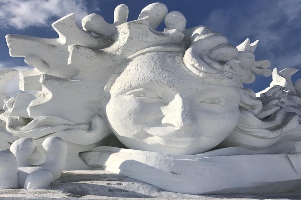 Kīnā ir atklāts pasaules līmeņa Harbinas Starptautiskais ledus un sniega festivāls