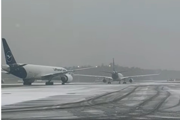 Ziema turpina pārsteigt: Šoreiz nepatikšanas Frankfurtes lidostā