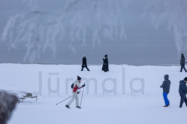 Ziema Jūrmalā: no slēpošanas gar jūru līdz kultūras vakariem koncertzālē