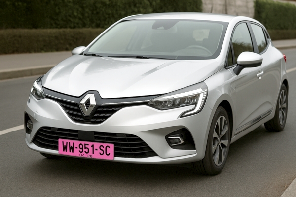 Francija no 2026. gada sākuma ir ieviesusi jaunu pagaidu numurzīmju krāsu – spilgti rozā