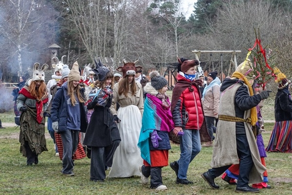 Ej projām Metenīti, velc ziemiņu ragavās! Meteņu svinības Piejūras brīvdabas muzejā