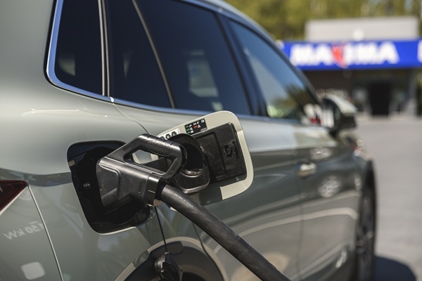Pērn «Maxima Latvija» ierīkojusi 79 e-auto uzlādes vietas, šogad plānotas vēl 44