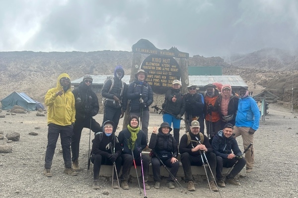 Latviešu grupa vecumā no 29 līdz 71 gadam sasniedz Kilimandžāro virsotni