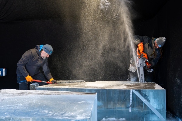 Jelgavā ledus pārtop ilūzijās – mākslinieki no 12 valstīm sāk darbu pie skulptūru veidošanas