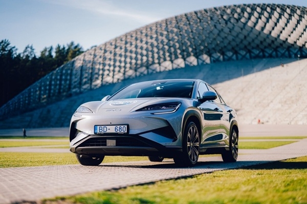 BYD kļūst par 2025. gada straujāk augošo elektro un hibrīdautomobiļu zīmolu Latvijā