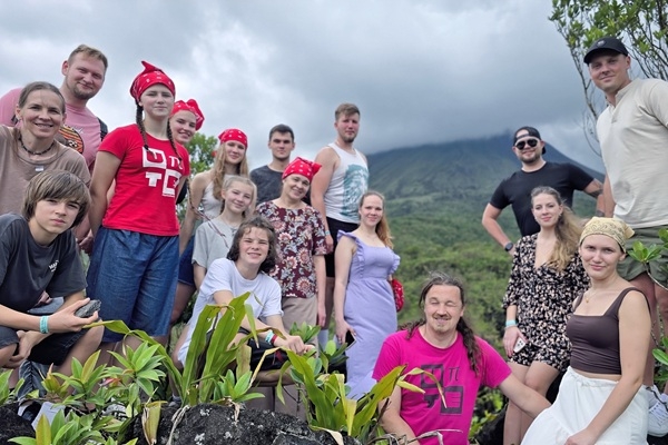 No Upītes ballēm līdz Ēģiptes piramīdām: folkloras kopa «Upīte» laiž klajā vērienīgu albumu un iekaro pasauli