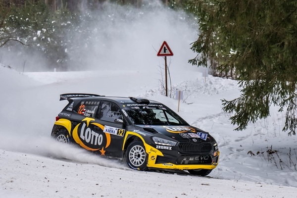 Rallija Sarma 2026 kopvērtējumā pirmo reizi uzvar poļu ekipāža