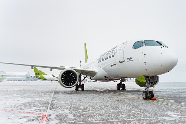 Foto: airBaltic saņem jaunāko Airbus A220-300 lidmašīnu