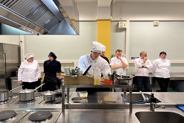 Zināmi SkillsLatvia 2026 finālisti prasmju konkursos “Ēdienu gatavošana”, “Restorānu serviss” un “Tērpu dizains”