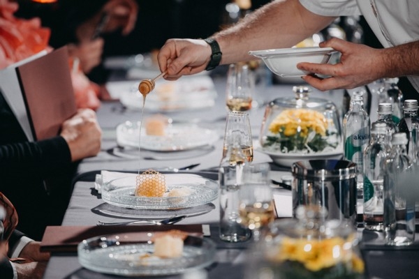 Starptautiskās gastronomijas un vīna pasaules zvaigznes ieradīsies Rīgā uz konkursu par labāko vīna un desertu saderību