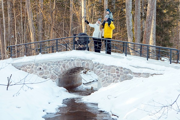 Jūrmalā labiekārtots Ķemeru mežaparks, atjaunoti vēsturiskie tiltiņi
