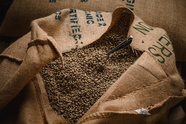 Vai zināji, ka Ķekavā tiek grauzdēta pasaules līmeņa kafija? Ieskaties Löfbergs ražošanas aizkulisēs