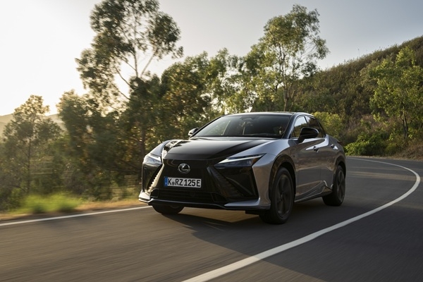 Salonos ir ieradies jaunais pilnībā elektriskais Lexus RZ