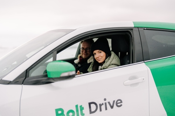 Rīgas lidosta pārvieto koplietošanas auto stāvvietas